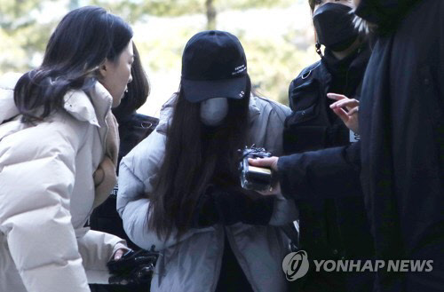 2살 아들을 집에 혼자 두고 사흘간 방치해 숨지게 한 혐의를 받는 A(24)씨가 4일 오후 구속 전 피의자심문(영장실질심사)을 받기 위해 인천시 미추홀구 인천지방법원으로 들어서고 있다.(사진=연합뉴스)